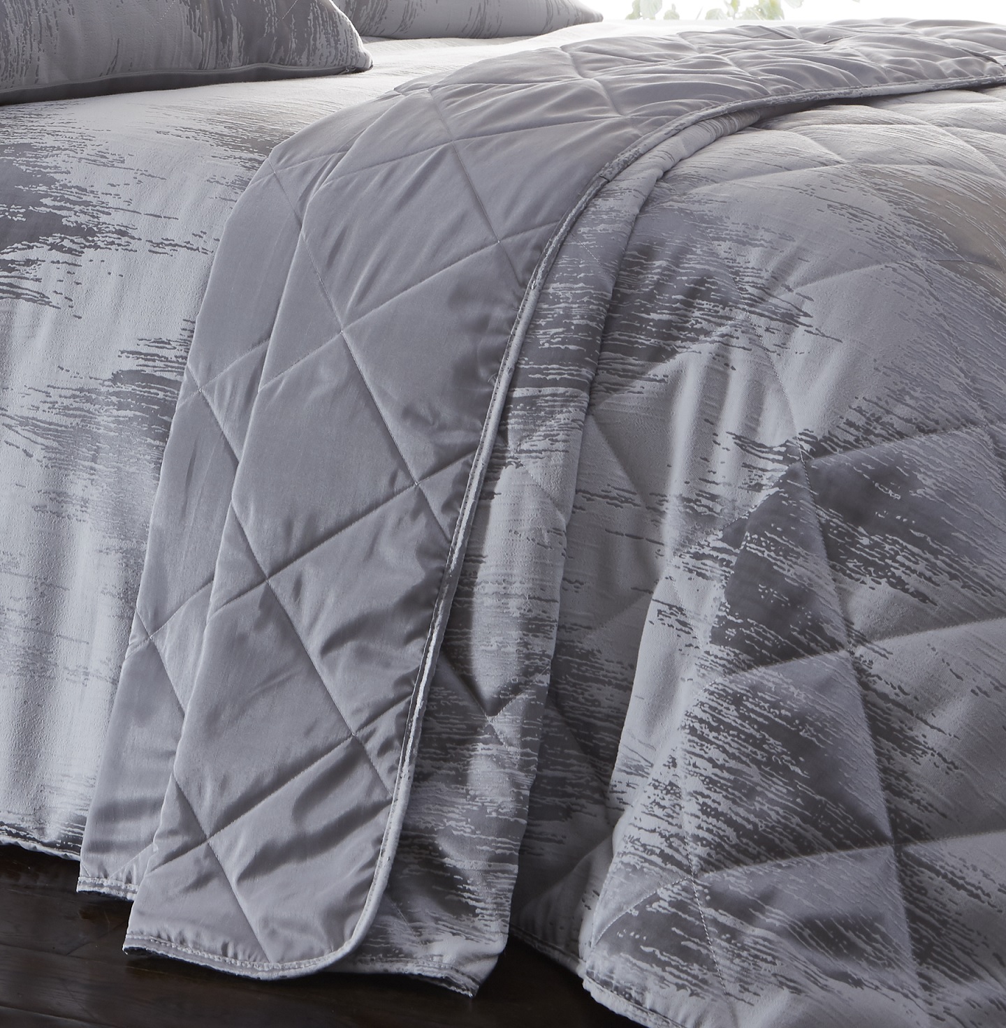 Luxury Jacquard Quartz Shimmer Silver Grey Bed Throw over Bedspread